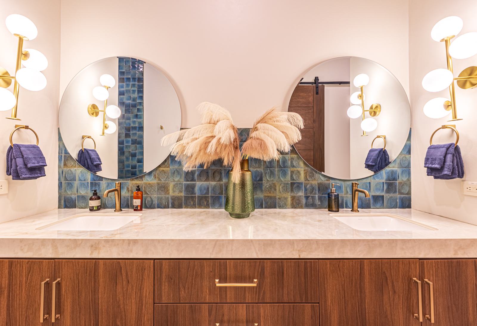 Casa Tango &mdash; A bathroom finished in blue tile