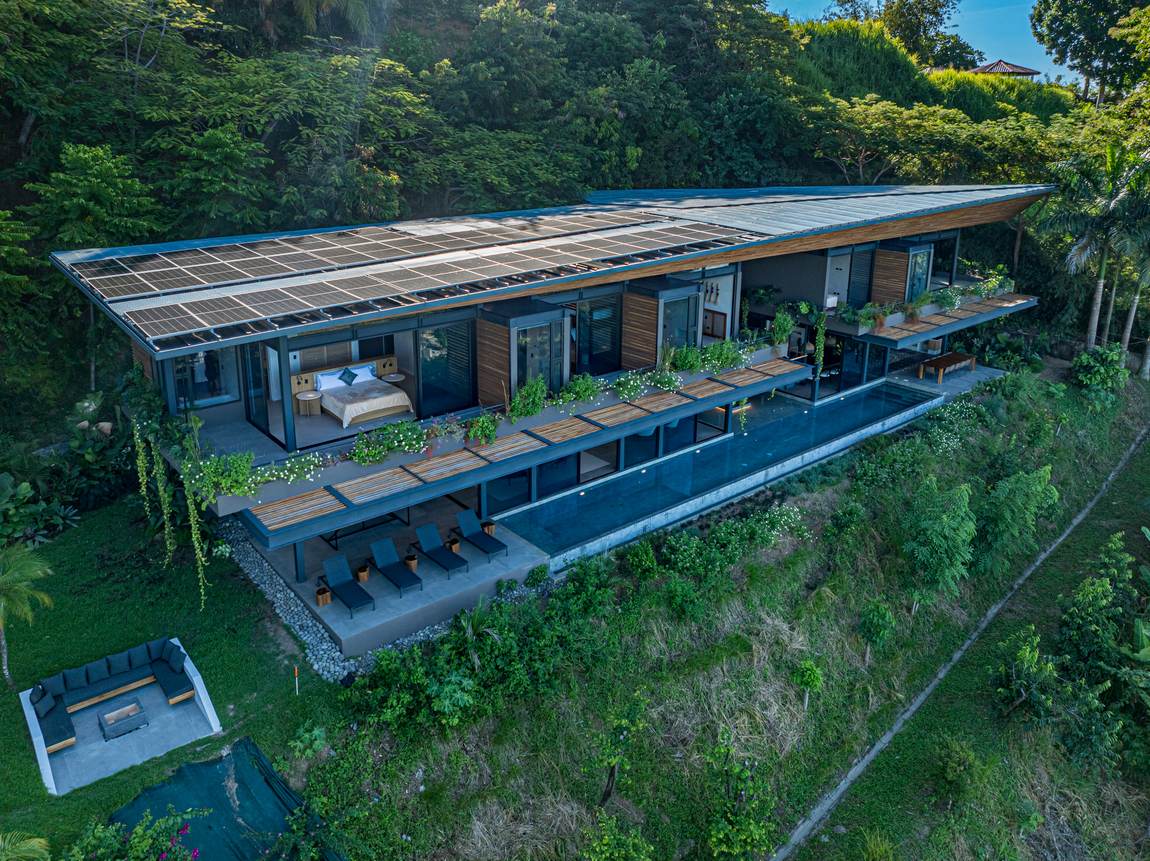 Cascada de Luz &mdash; The house and its lap pool from the air