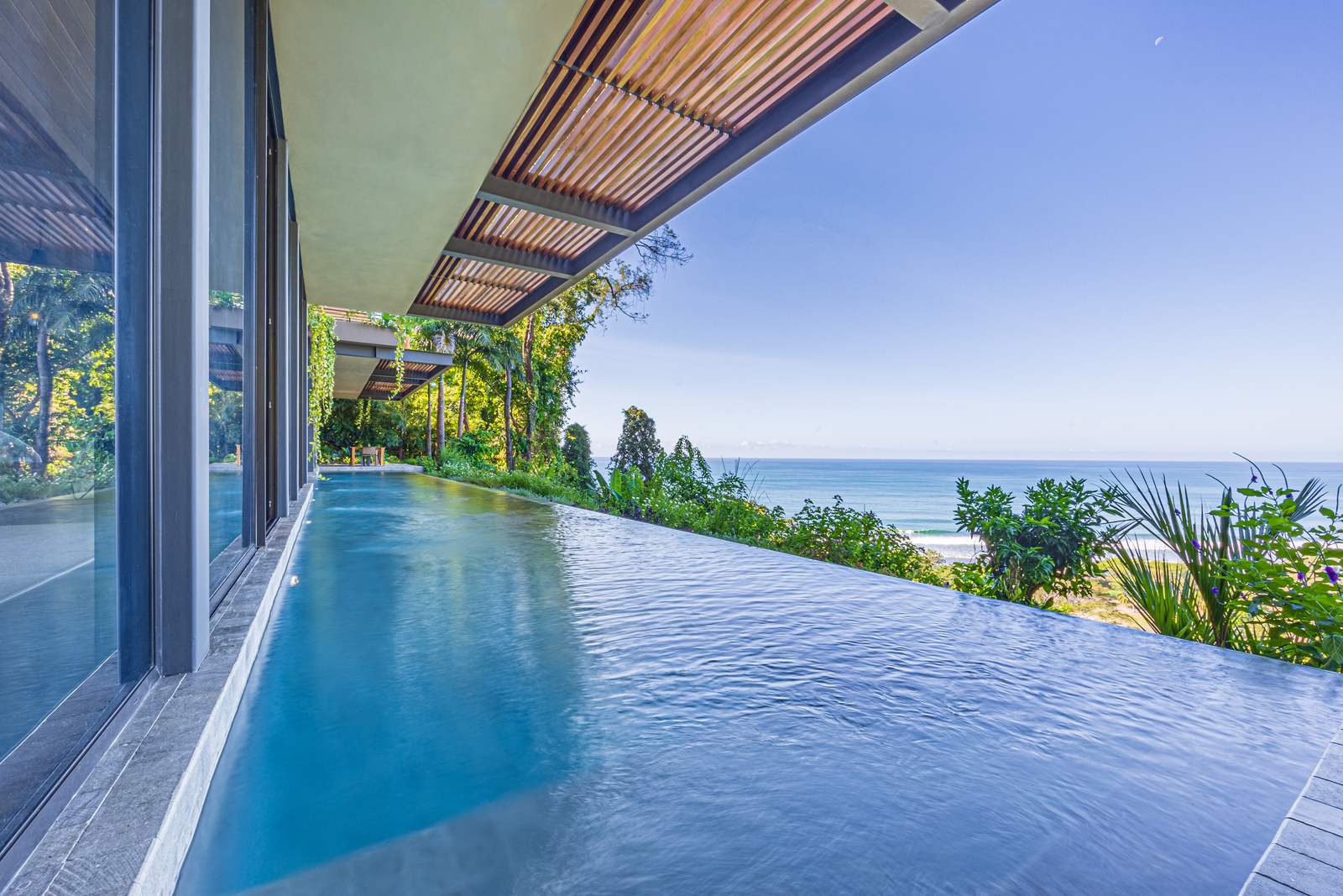 Cascada de Luz &mdash; The pool edge against the ocean horizon