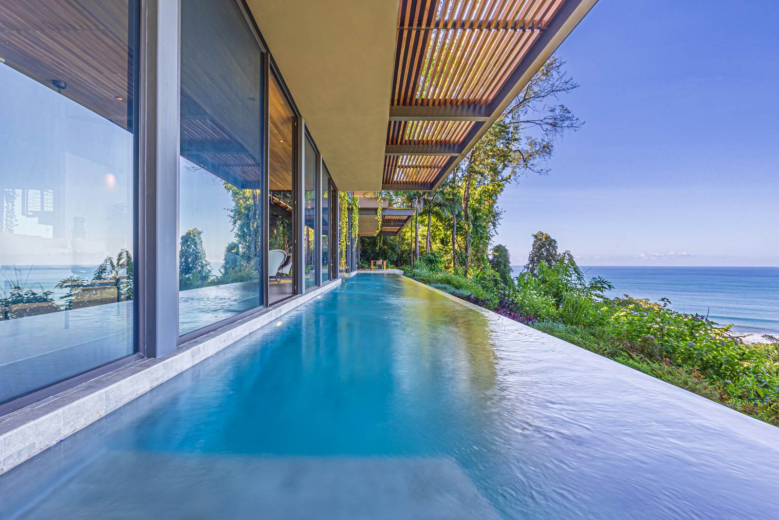 Cascada de Luz &mdash; The lap pool reading level with the horizon