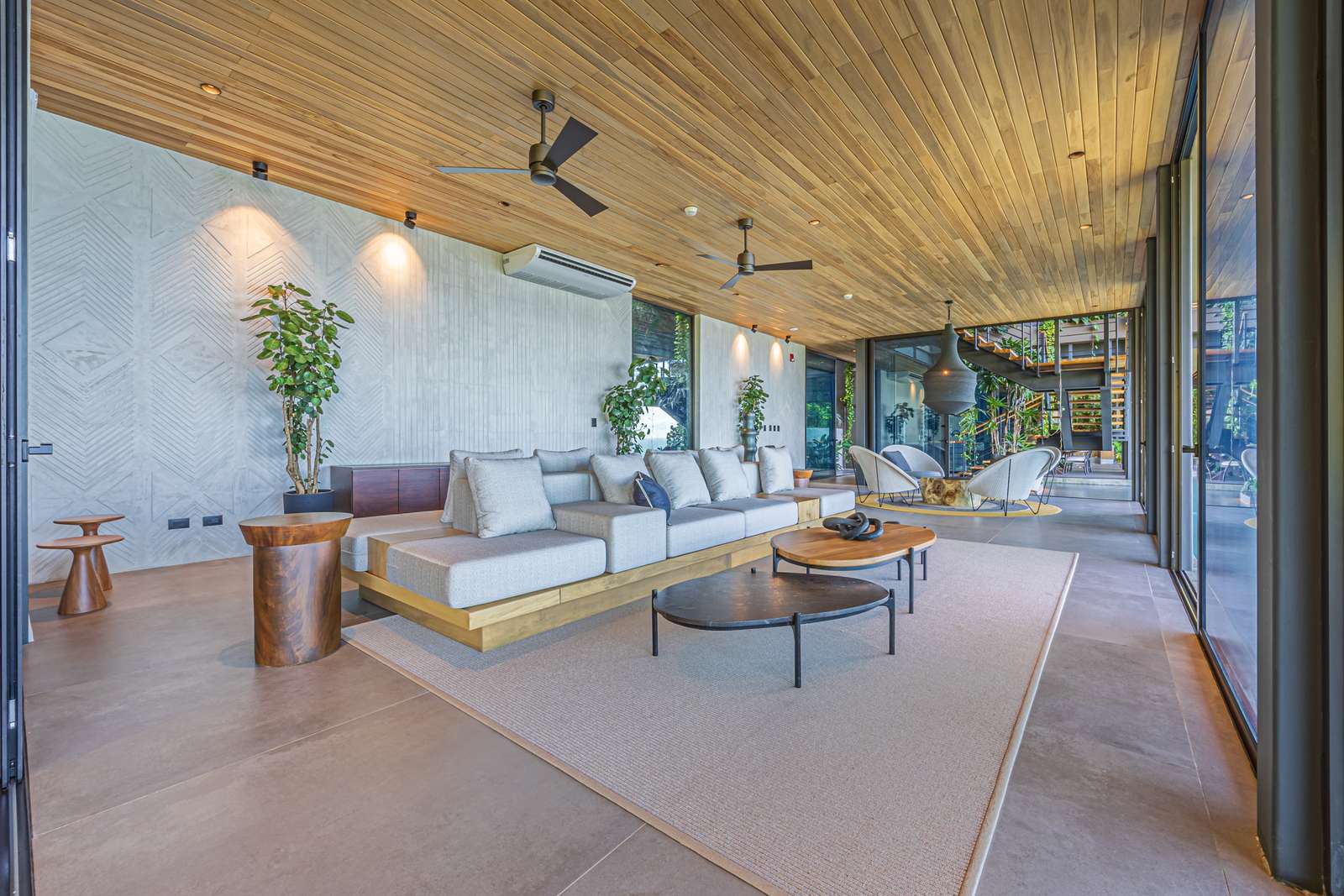 Cascada de Luz &mdash; The lounge under the timber ceiling