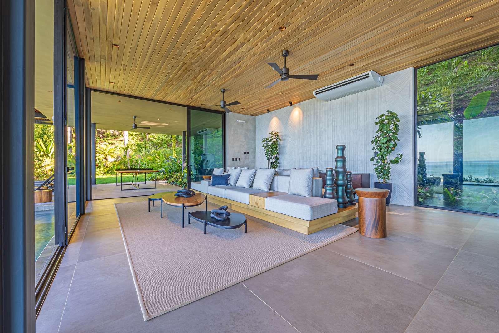 Cascada de Luz &mdash; A master suite and its private balcony