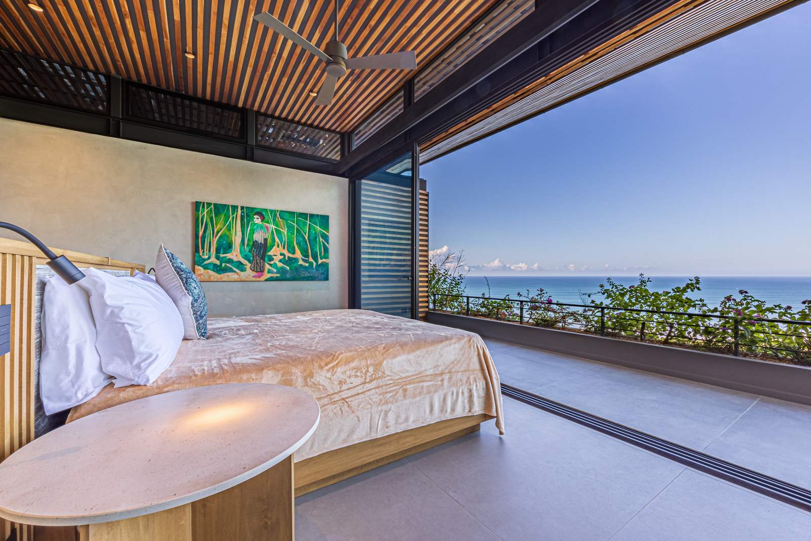 Cascada de Luz &mdash; A bedroom with a green glass wall