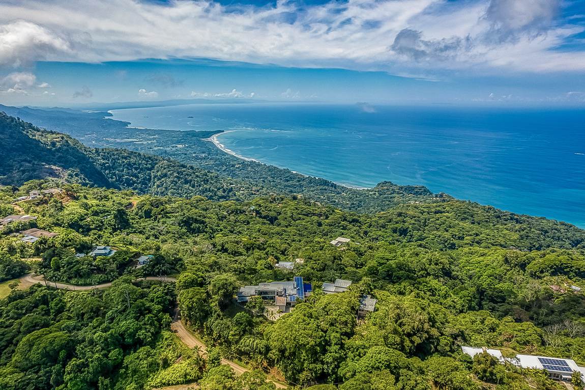The coast running north toward Dominical, seen from the property