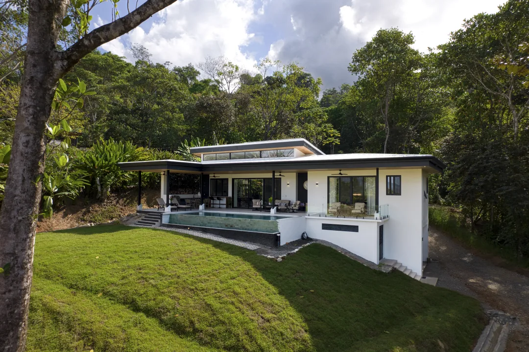 Dulce Pac&iacute;fico &mdash; the glass elevation from the lawn