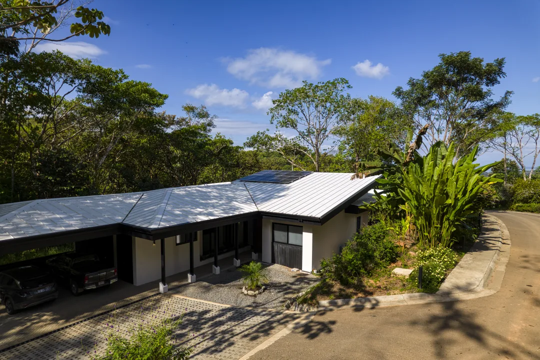 Dulce Pac&iacute;fico &mdash; the house from the drive