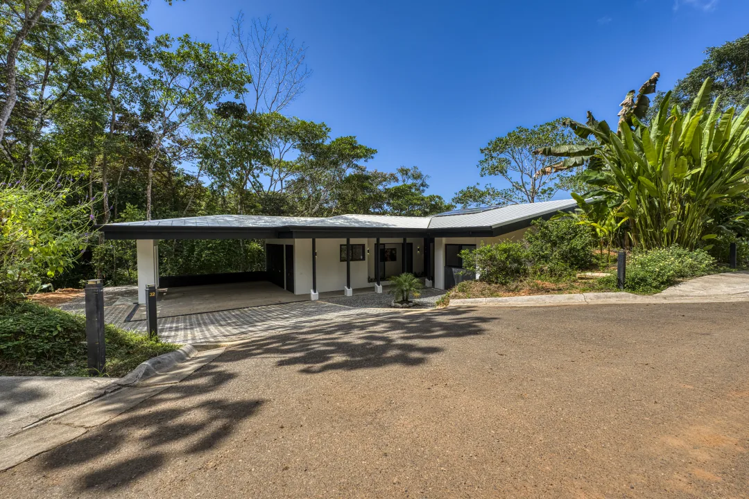 Dulce Pac&iacute;fico &mdash; the house from below