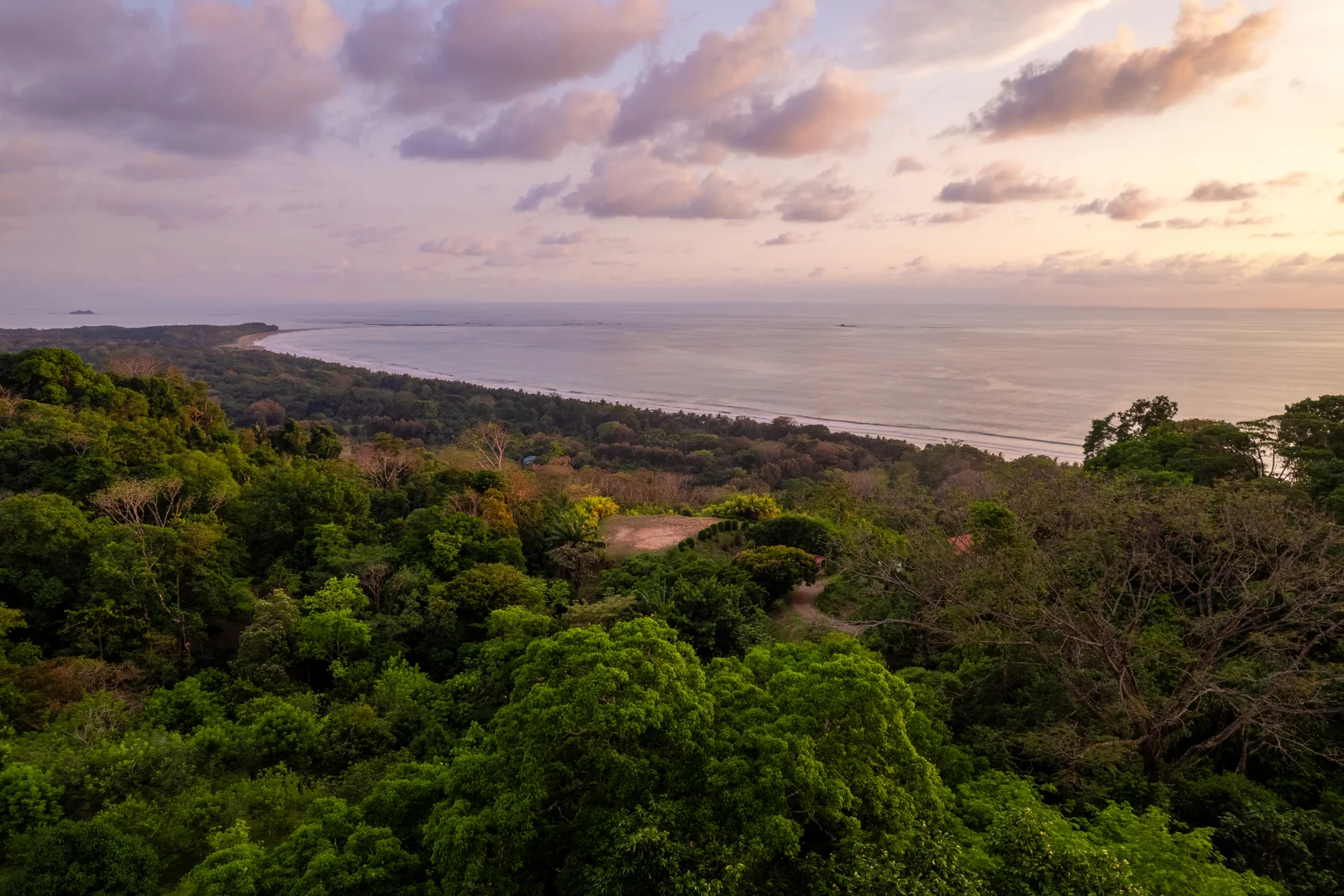 Finca La Cascada &mdash; the bay at dusk