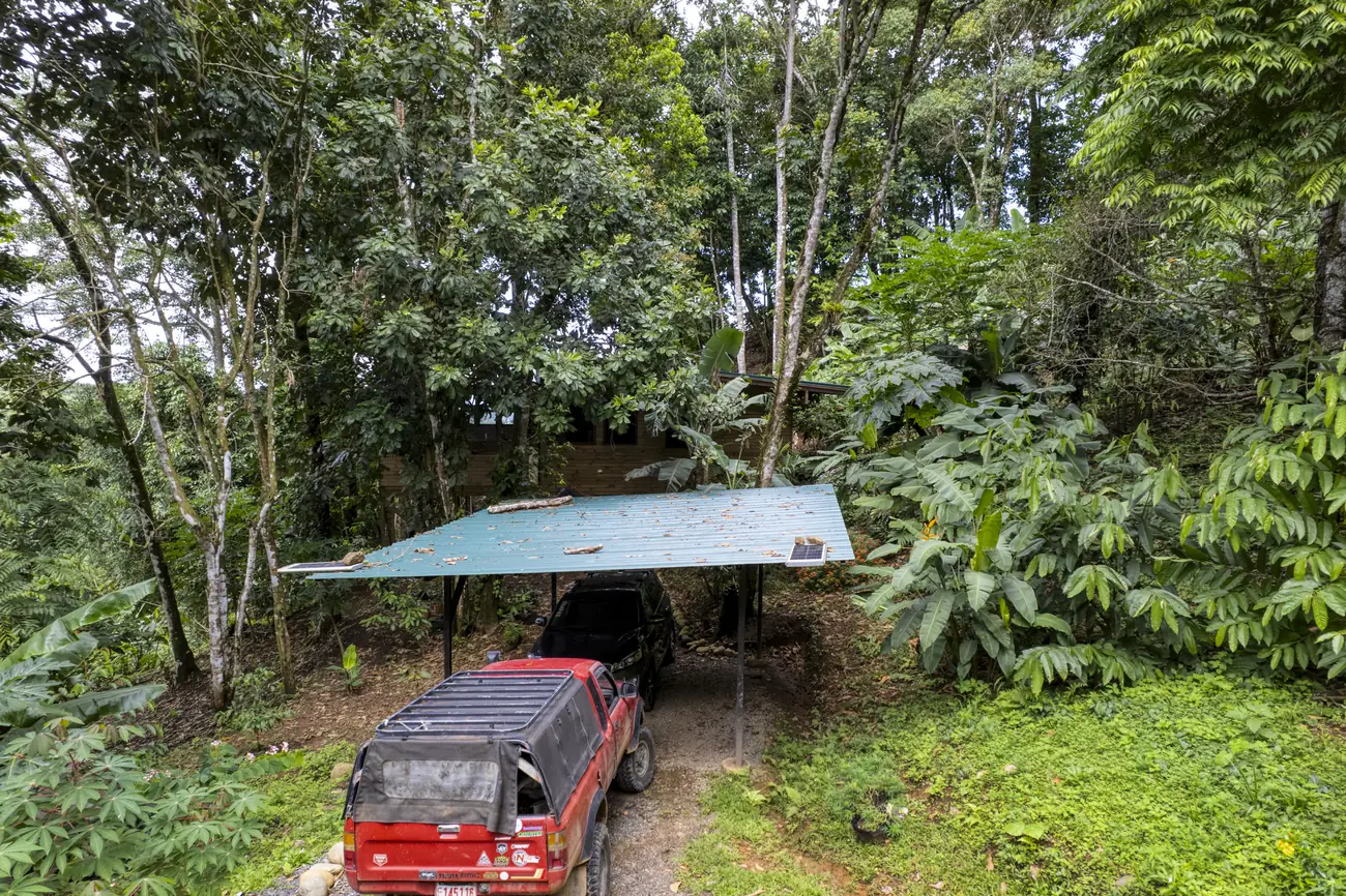 Finca Tres Cascadas &mdash; the covered parking beside the cabin