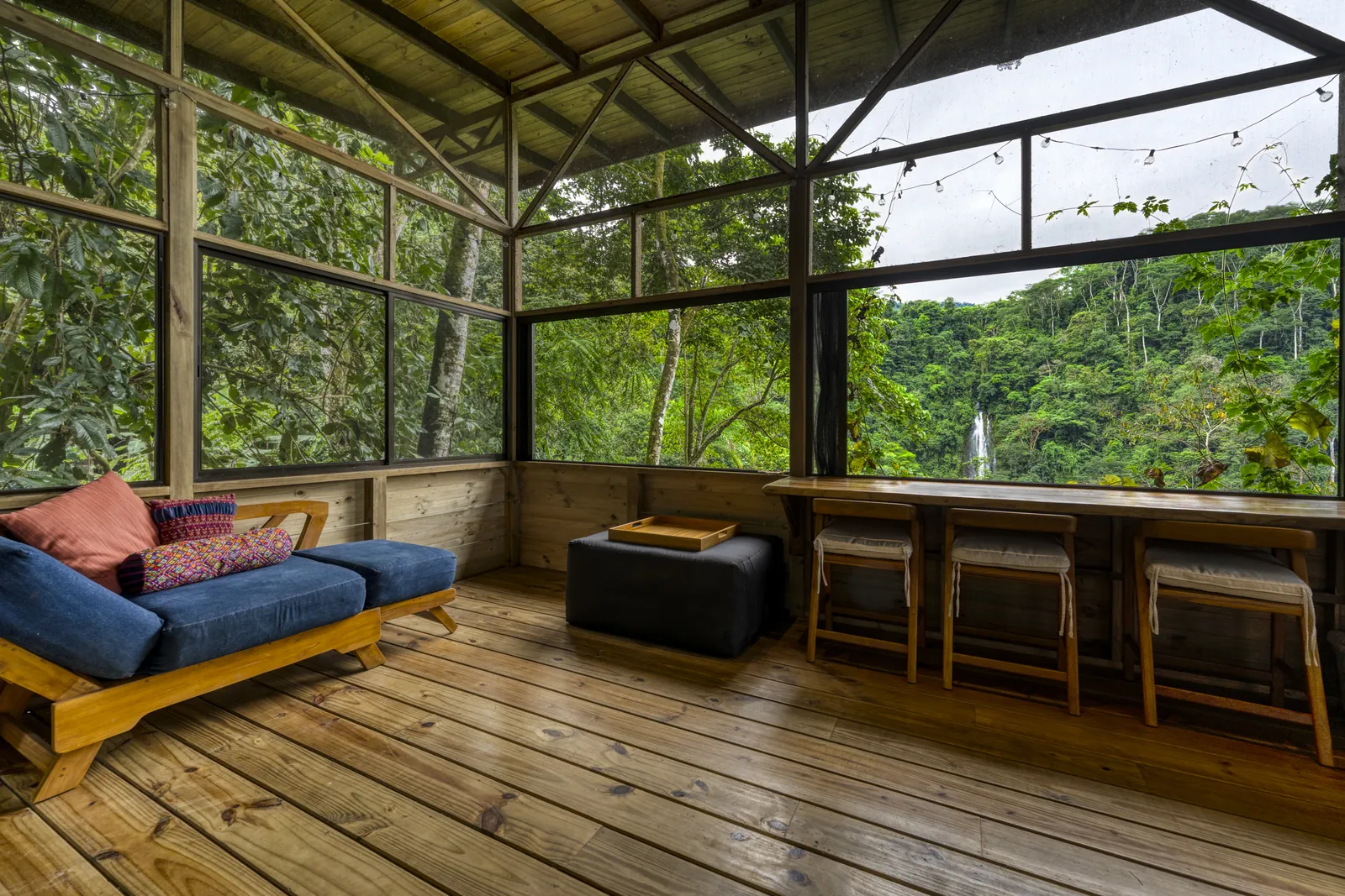 Finca Tres Cascadas &mdash; inside the cabin, timber throughout