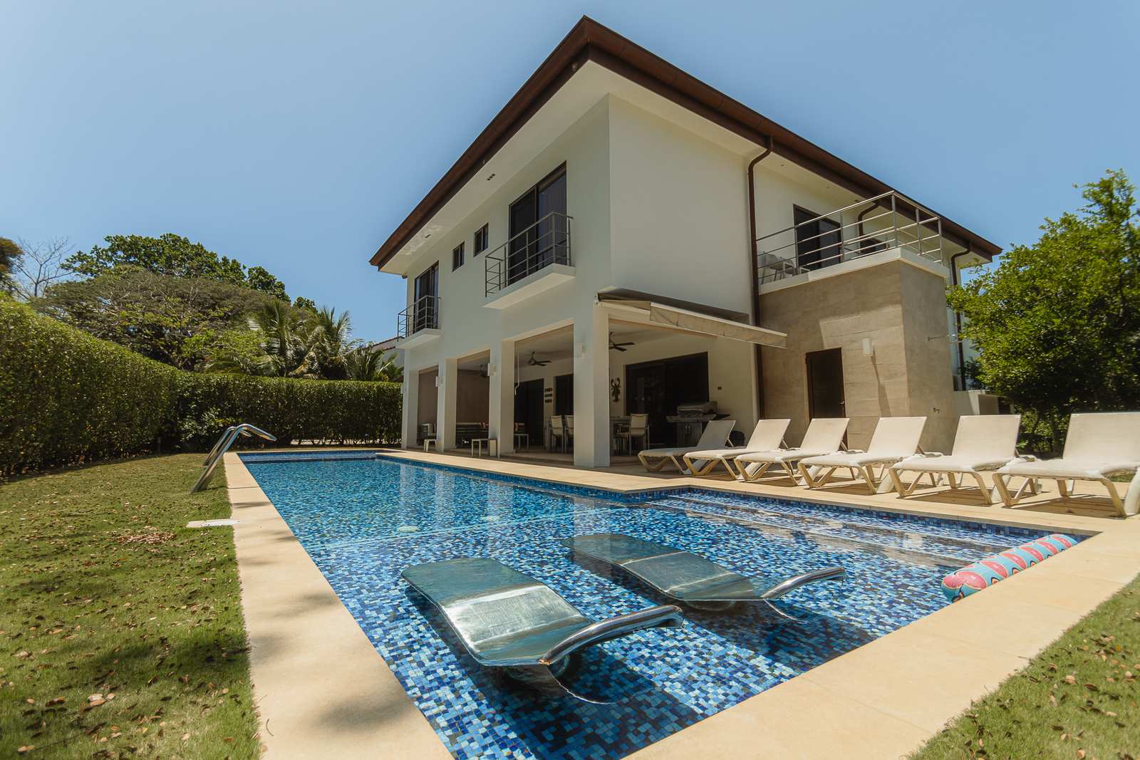 La Estancia &mdash; Loungers along the length of the pool
