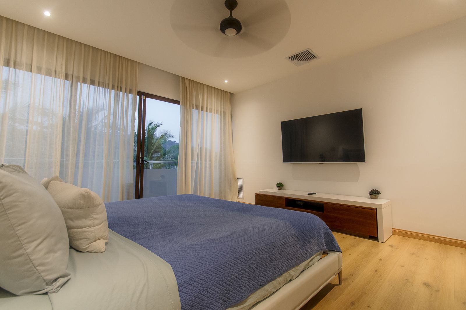 La Estancia &mdash; A primary bedroom suite