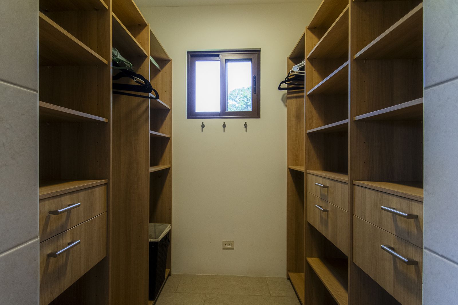 La Estancia &mdash; The walk-in closet
