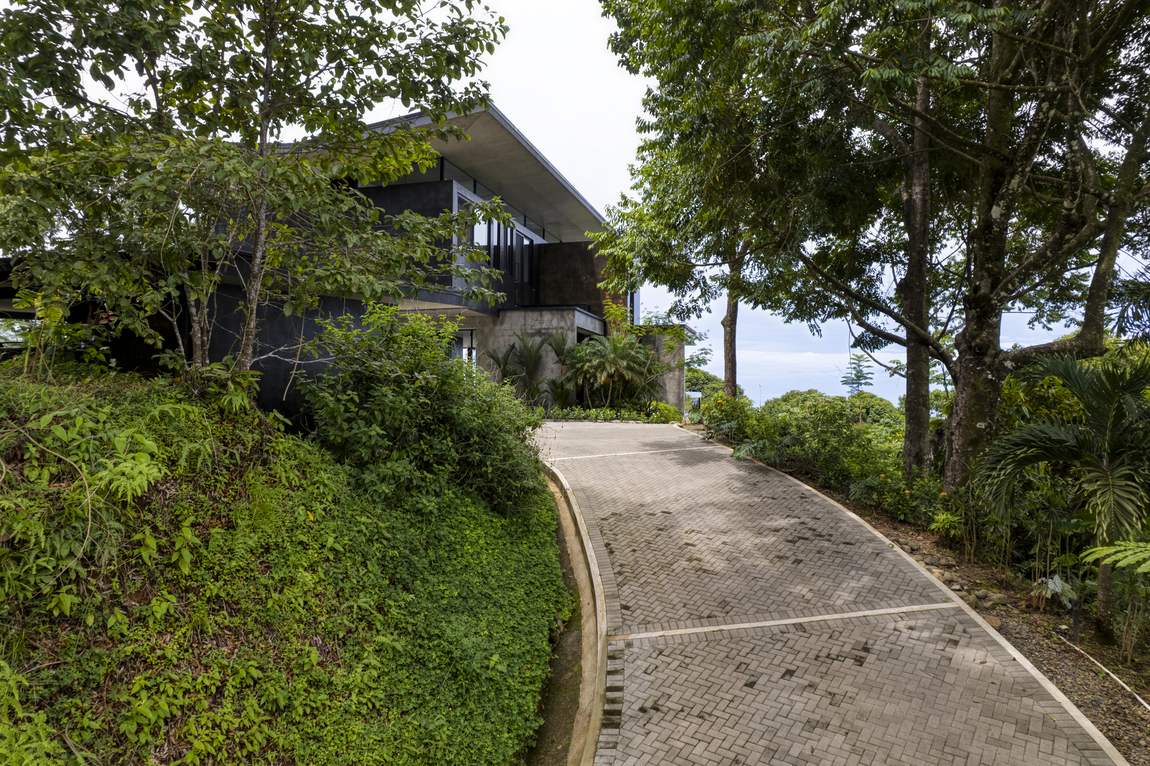 &iexcl;Que Brava! &mdash; the drive curving to the entry