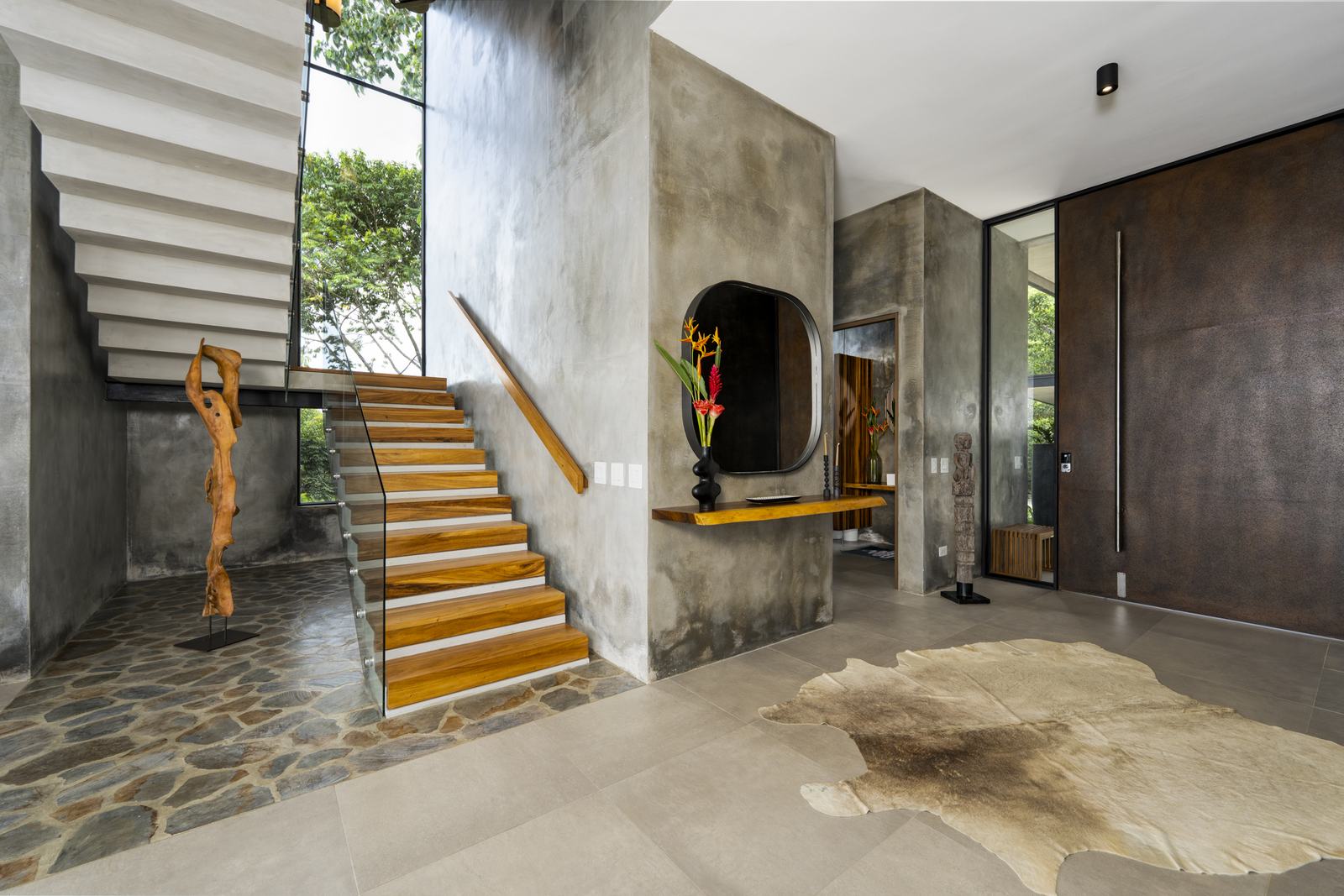 &iexcl;Que Brava! &mdash; the staircase and hearth