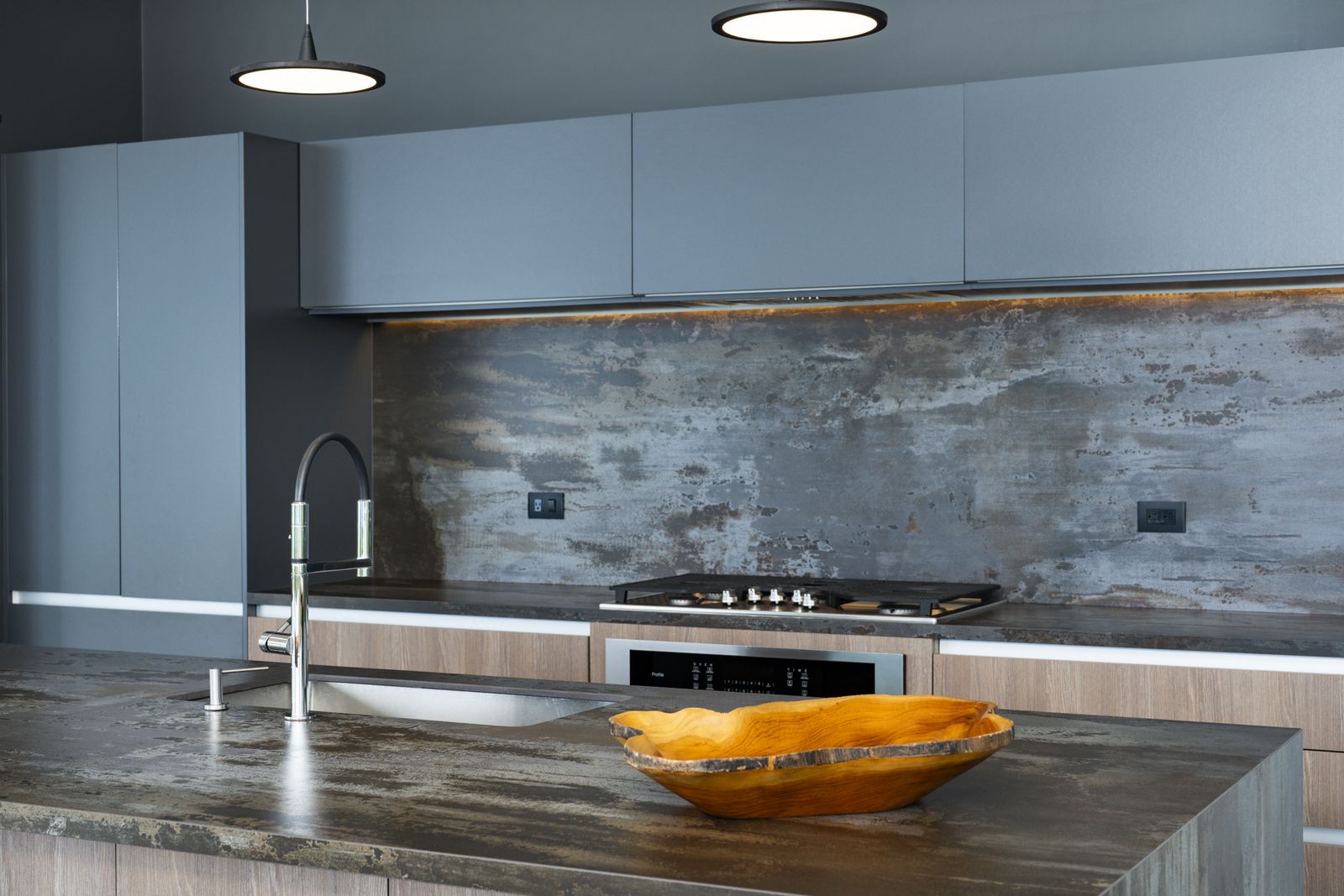&iexcl;Que Brava! &mdash; the Dekton kitchen