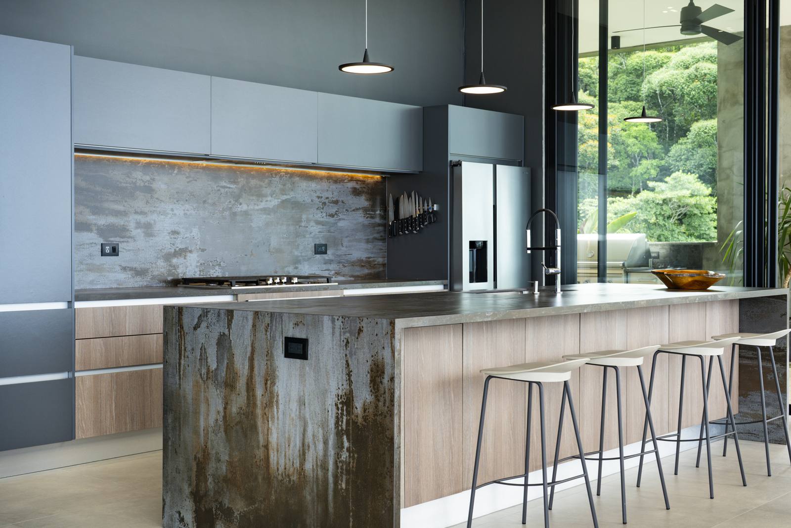 &iexcl;Que Brava! &mdash; the kitchen island and bar