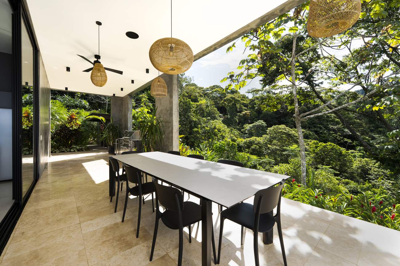 &iexcl;Que Brava! &mdash; the outdoor dining table