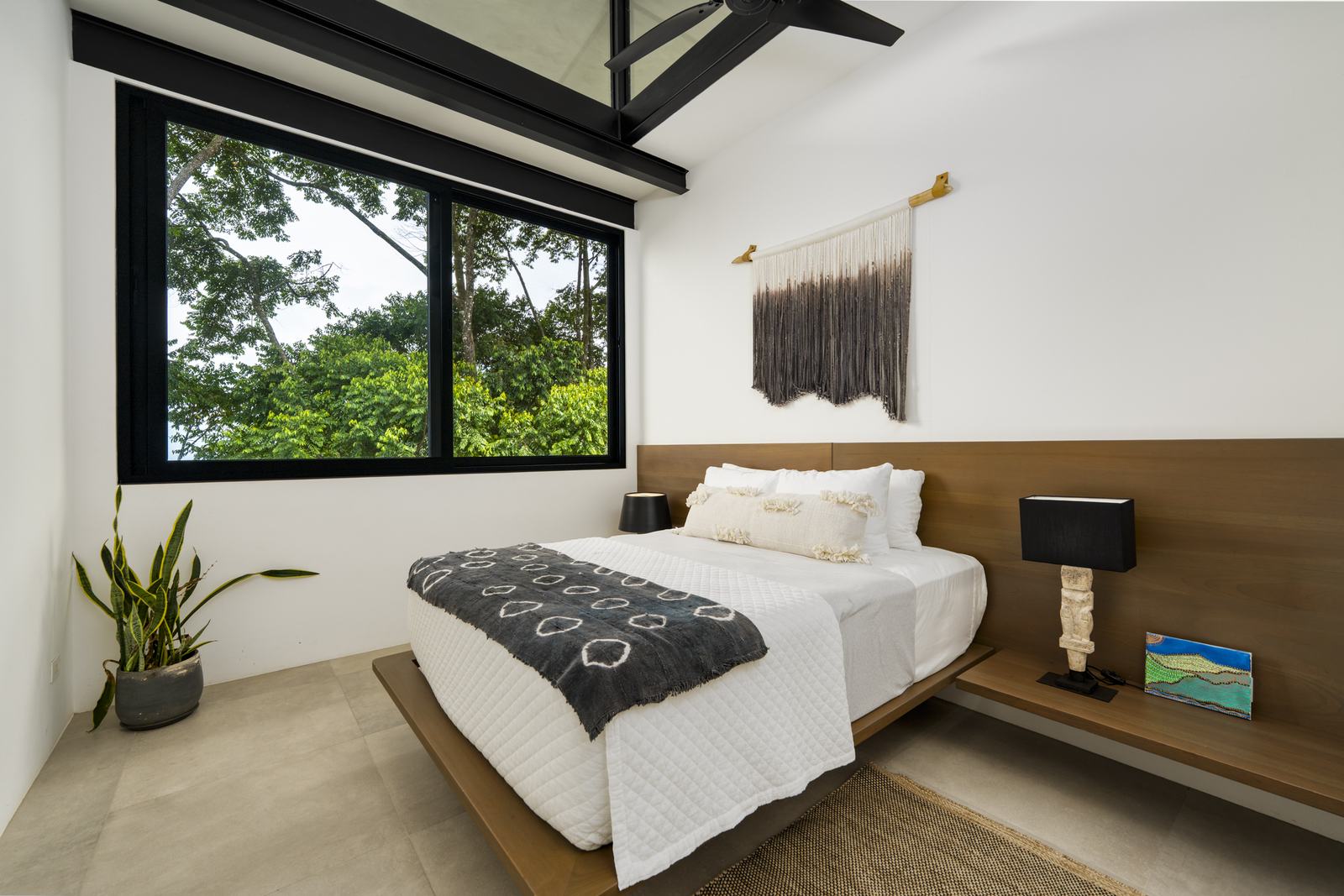 &iexcl;Que Brava! &mdash; a guest bedroom