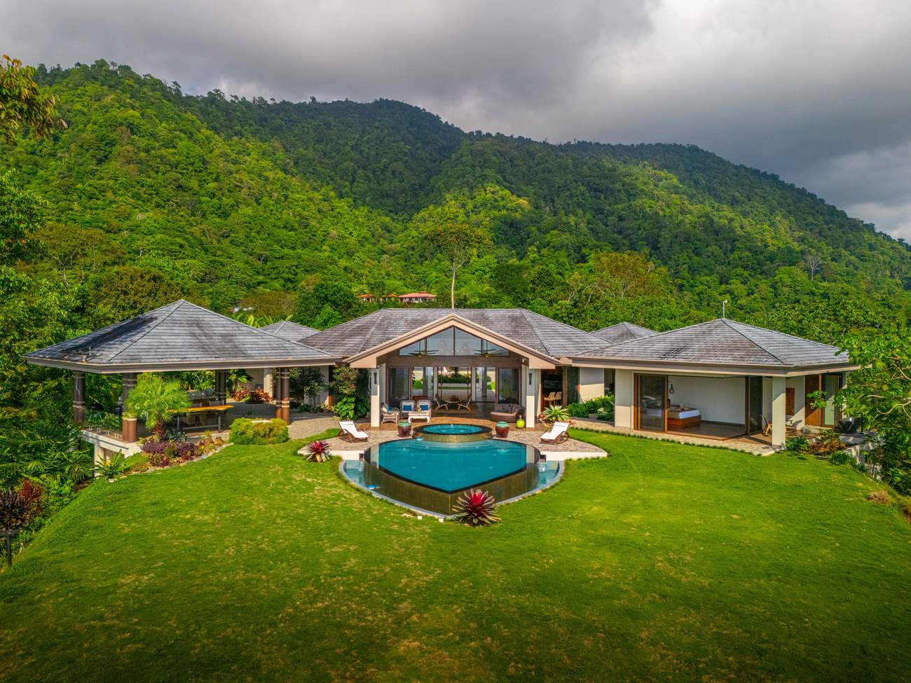 Sue&ntilde;o del Pac&iacute;fico &mdash; The estate on its own ridge, on 6.18 acres above Tres R&iacute;os