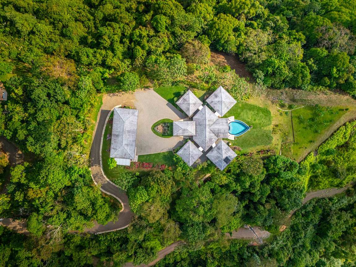 Sue&ntilde;o del Pac&iacute;fico &mdash; The pods from the air, the mountains behind