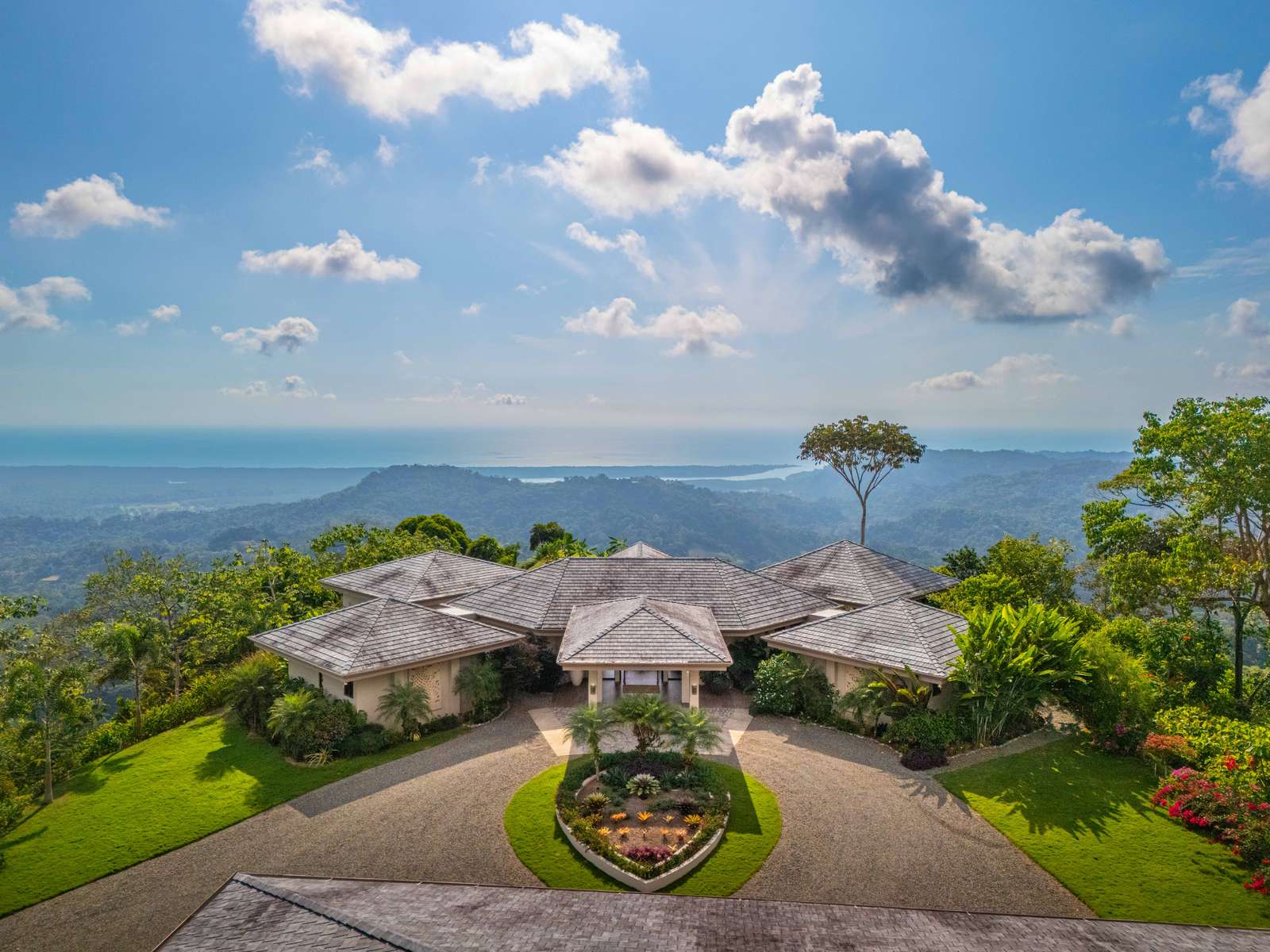 Sue&ntilde;o del Pac&iacute;fico &mdash; the arrival court from the air, the coast beyond, on its own ridge above Tres R&iacute;os
