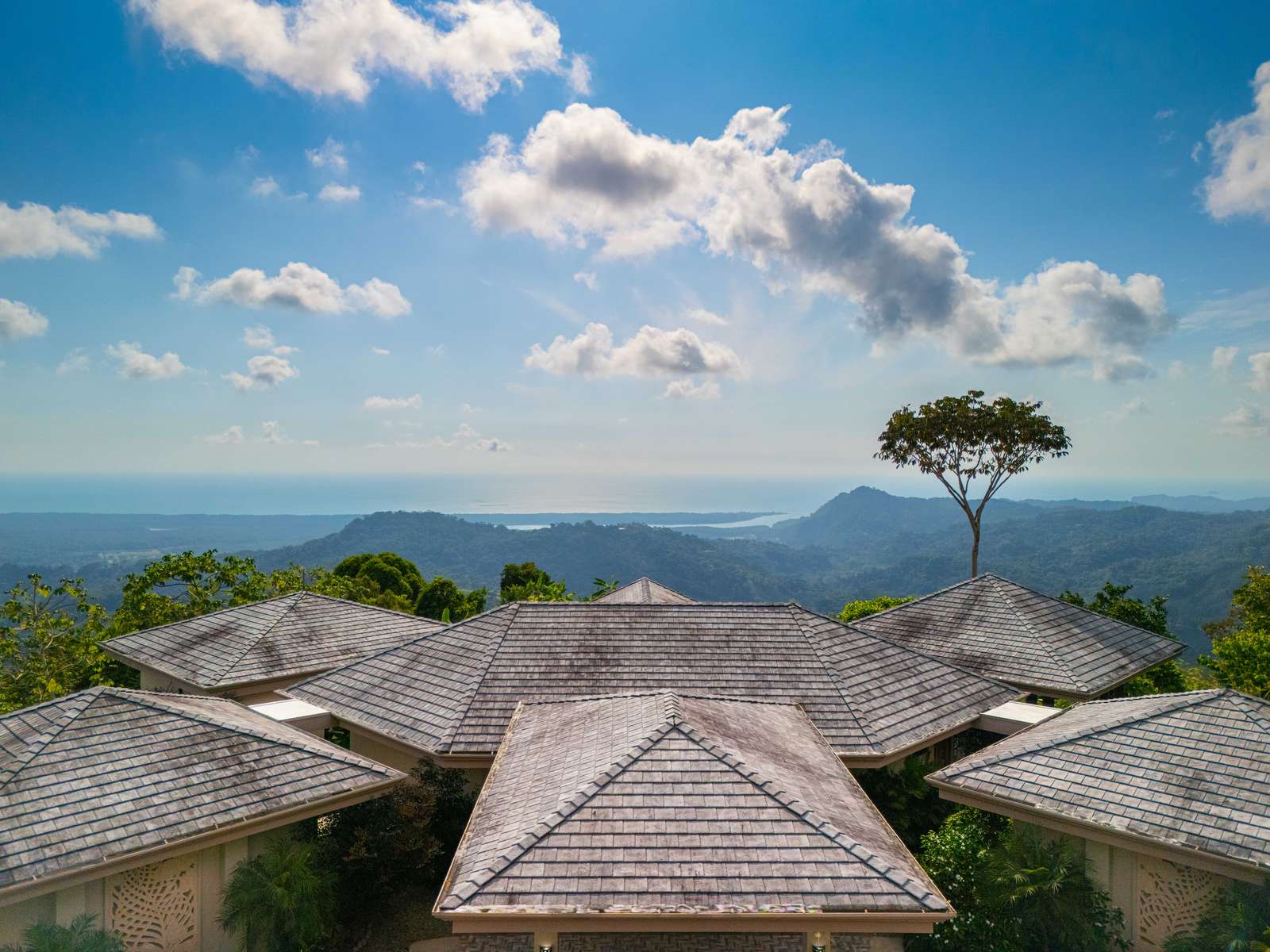 Sue&ntilde;o del Pac&iacute;fico &mdash; The roofline against the valley and the coast