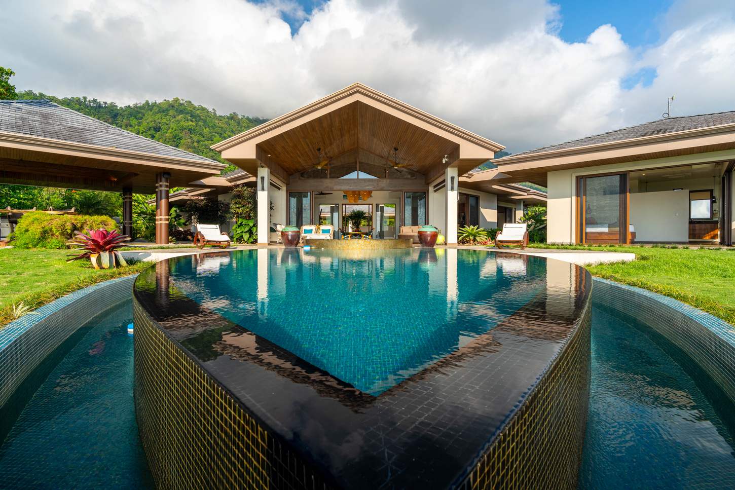 Sue&ntilde;o del Pac&iacute;fico &mdash; The pool and the central living pavilion