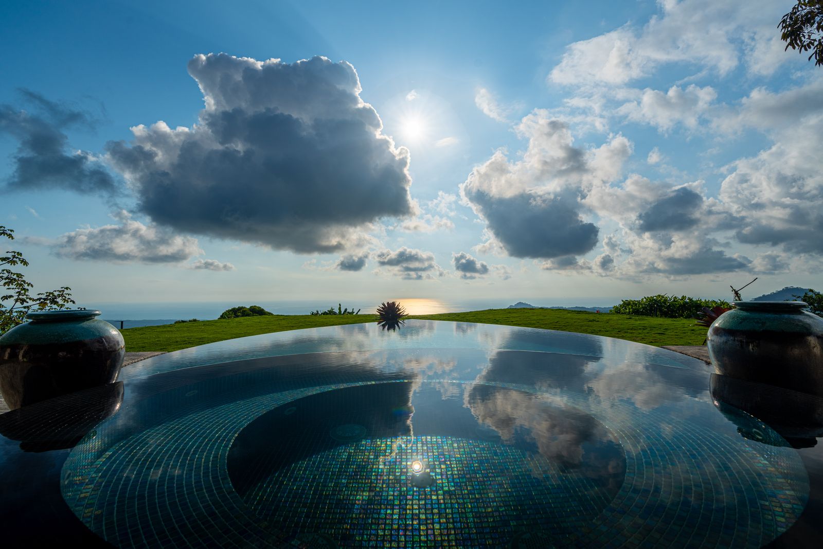 Sue&ntilde;o del Pac&iacute;fico &mdash; The pool reflecting the sky at the end of the day