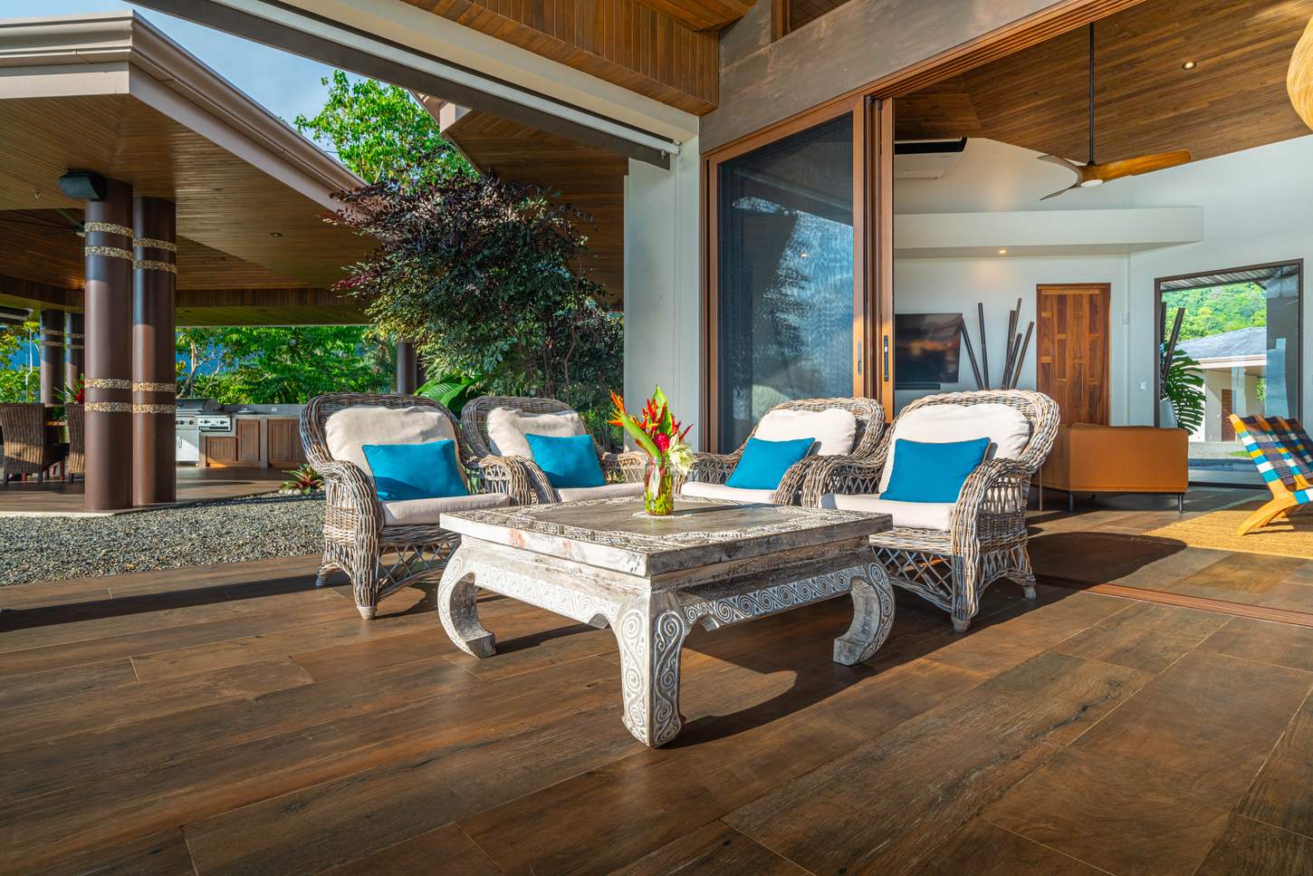 Sue&ntilde;o del Pac&iacute;fico &mdash; Loungers set beside the pool