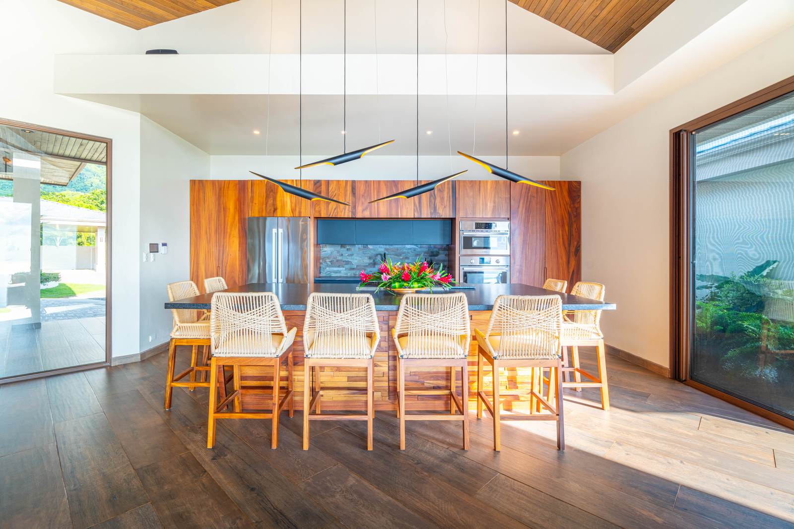 Sue&ntilde;o del Pac&iacute;fico &mdash; The dining table beside the kitchen