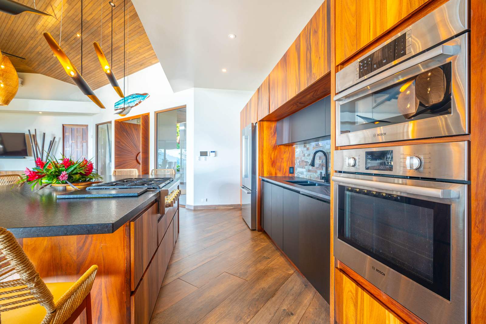 Sue&ntilde;o del Pac&iacute;fico &mdash; The chef's kitchen in hardwood