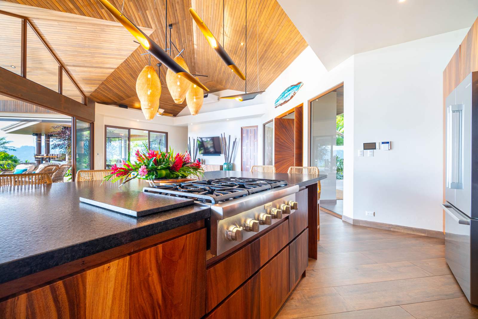 Sue&ntilde;o del Pac&iacute;fico &mdash; The oversized kitchen island
