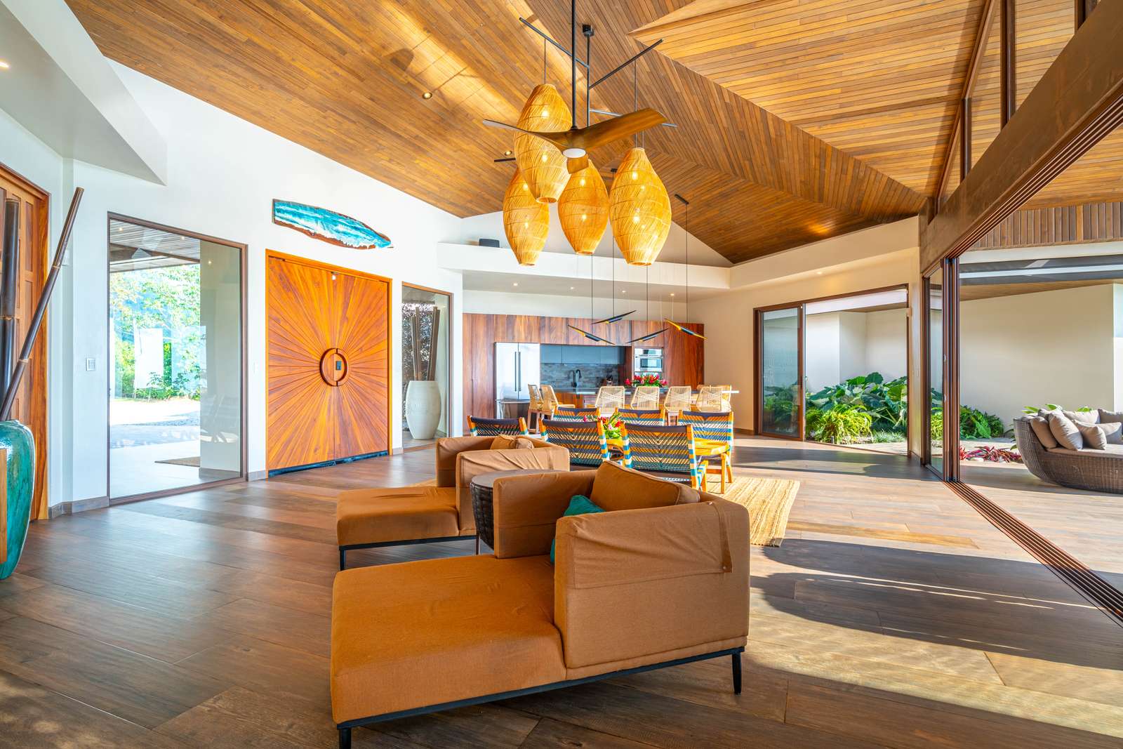 Sue&ntilde;o del Pac&iacute;fico &mdash; Kitchen and living together in the central pavilion