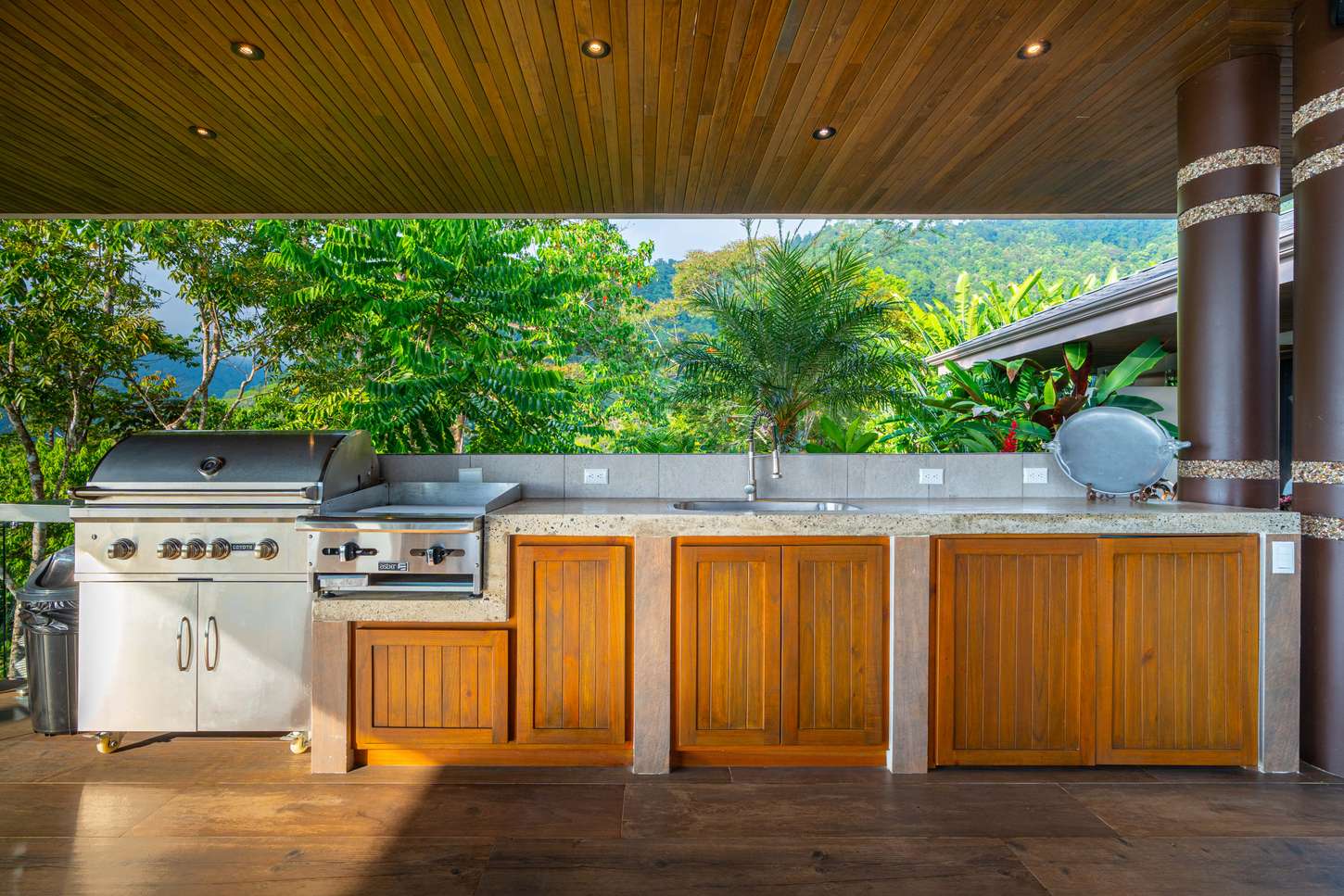 Sue&ntilde;o del Pac&iacute;fico &mdash; The rancho bar and mango wood table