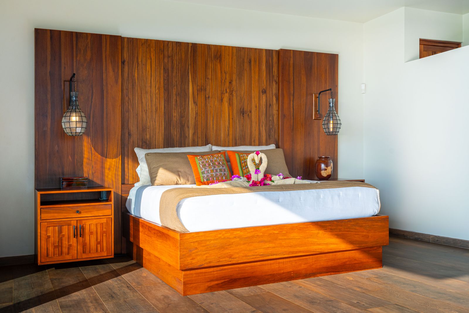 Sue&ntilde;o del Pac&iacute;fico &mdash; The master suite, with the ocean in view from the bed