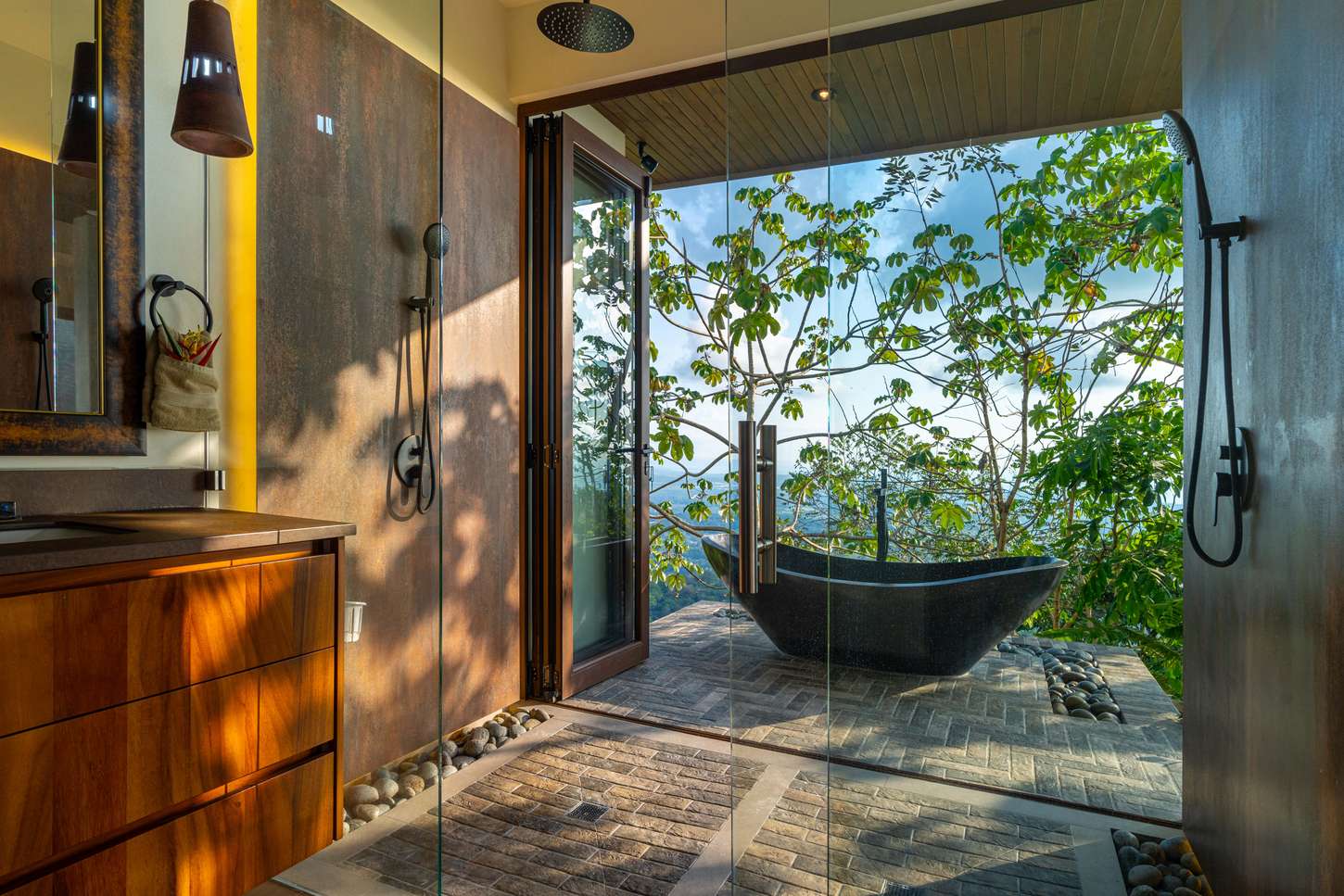 Sue&ntilde;o del Pac&iacute;fico &mdash; The shower and carved stone basin