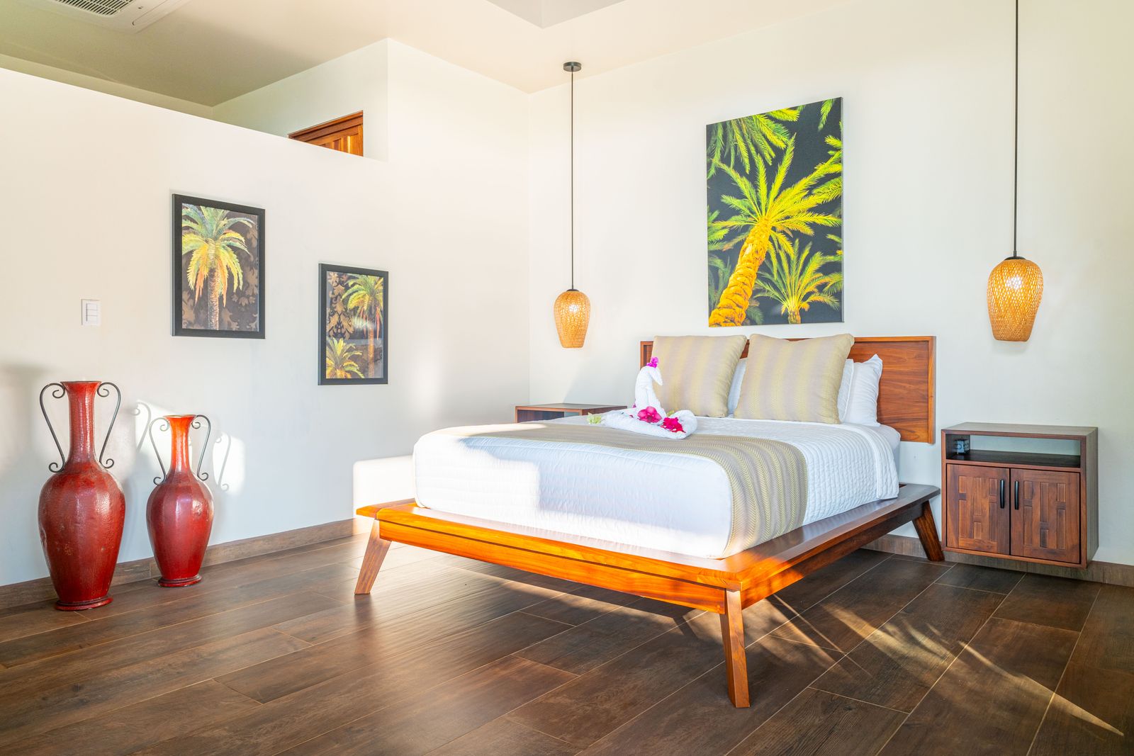 Sue&ntilde;o del Pac&iacute;fico &mdash; A guest suite opening onto the garden