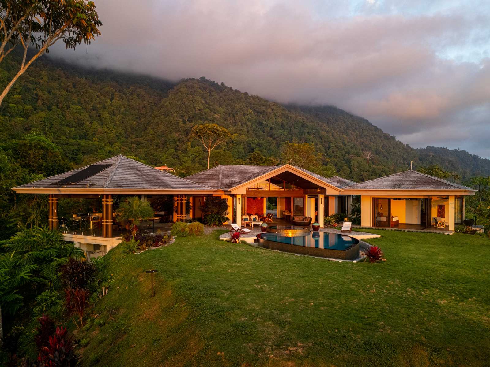 Sue&ntilde;o del Pac&iacute;fico &mdash; The house at golden hour