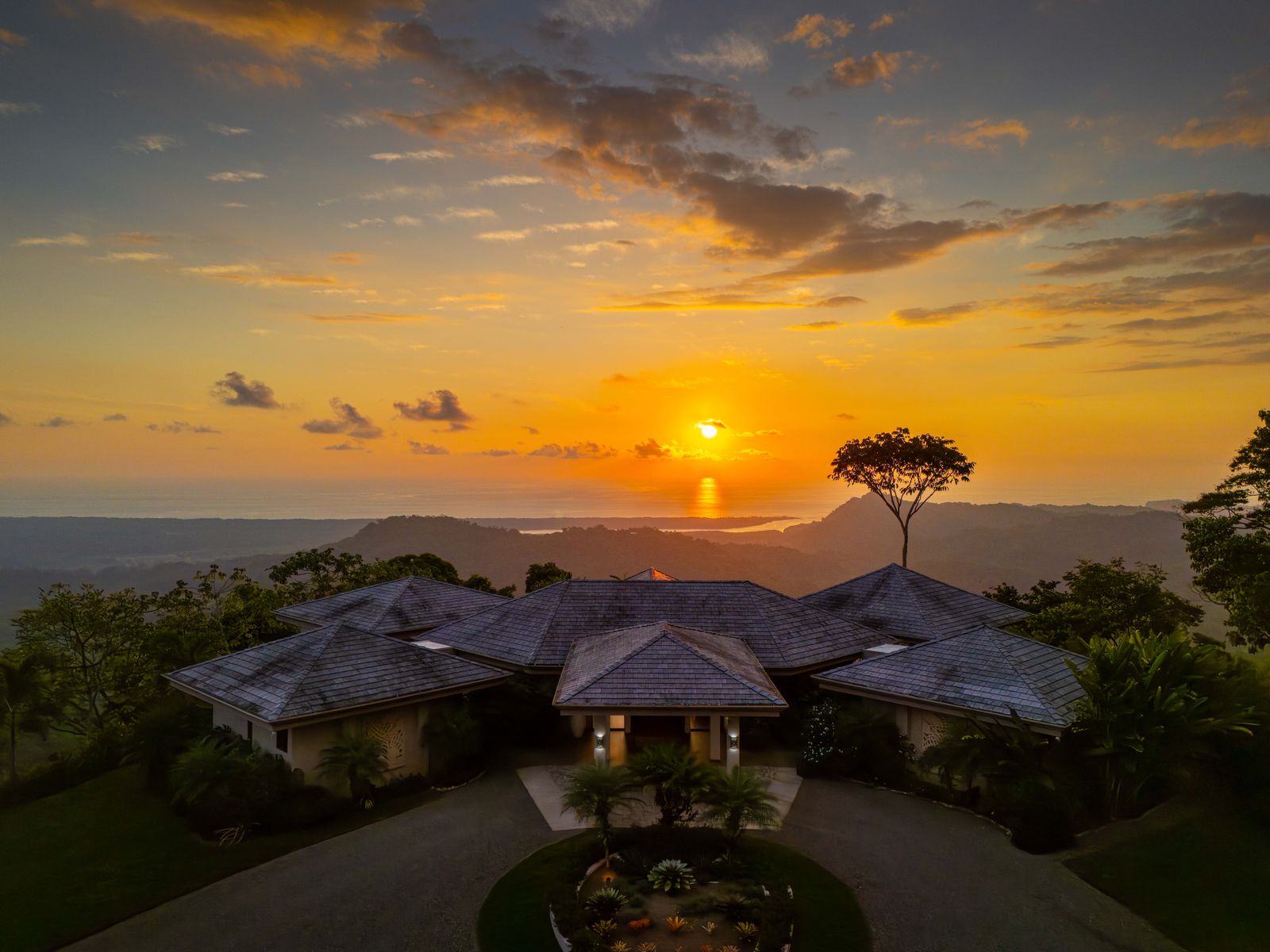 Sue&ntilde;o del Pac&iacute;fico &mdash; Sunset over the valley and the Pacific