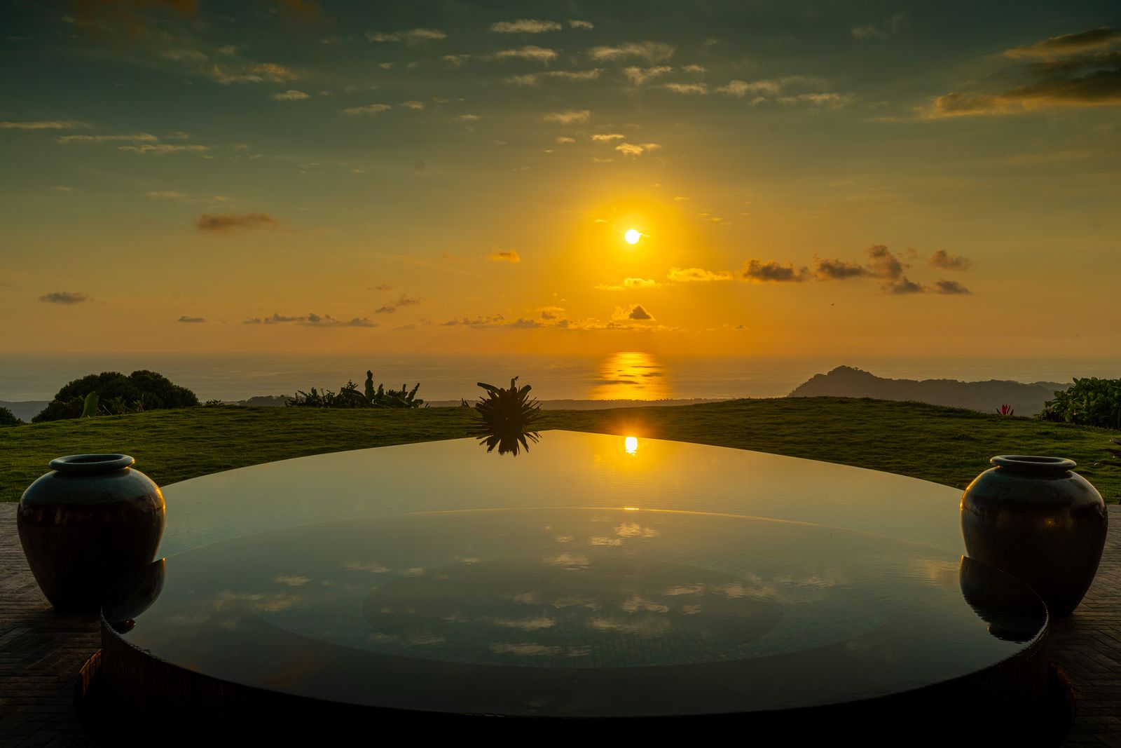 Sue&ntilde;o del Pac&iacute;fico &mdash; Sunset mirrored in the surface of the pool