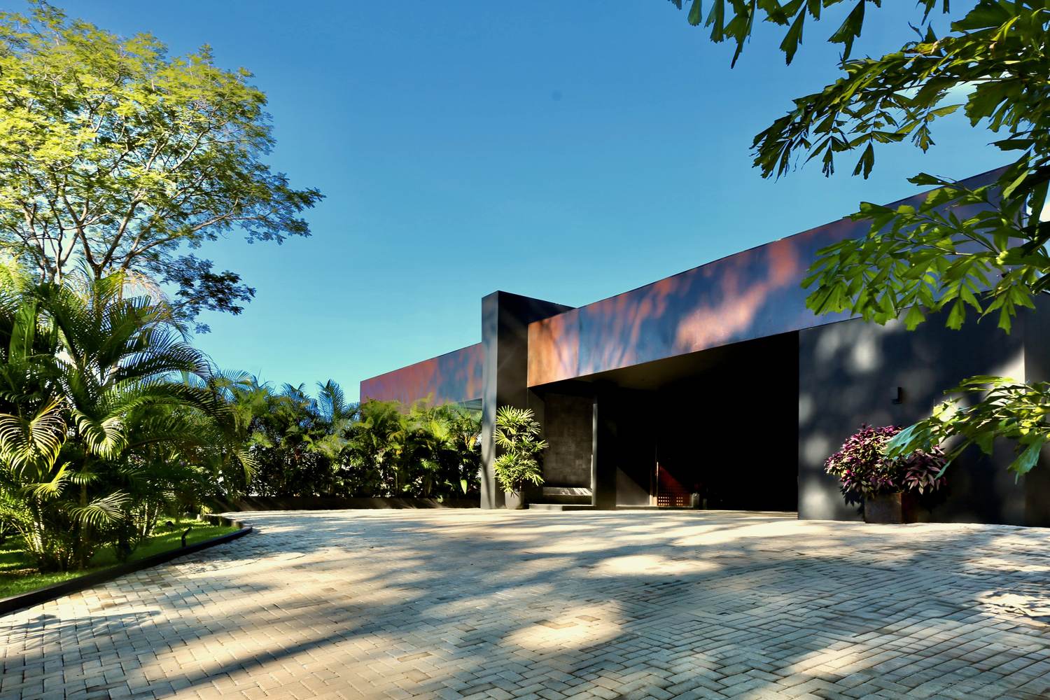 Uvita Black House &mdash; image 3 of the seller&rsquo;s sequence