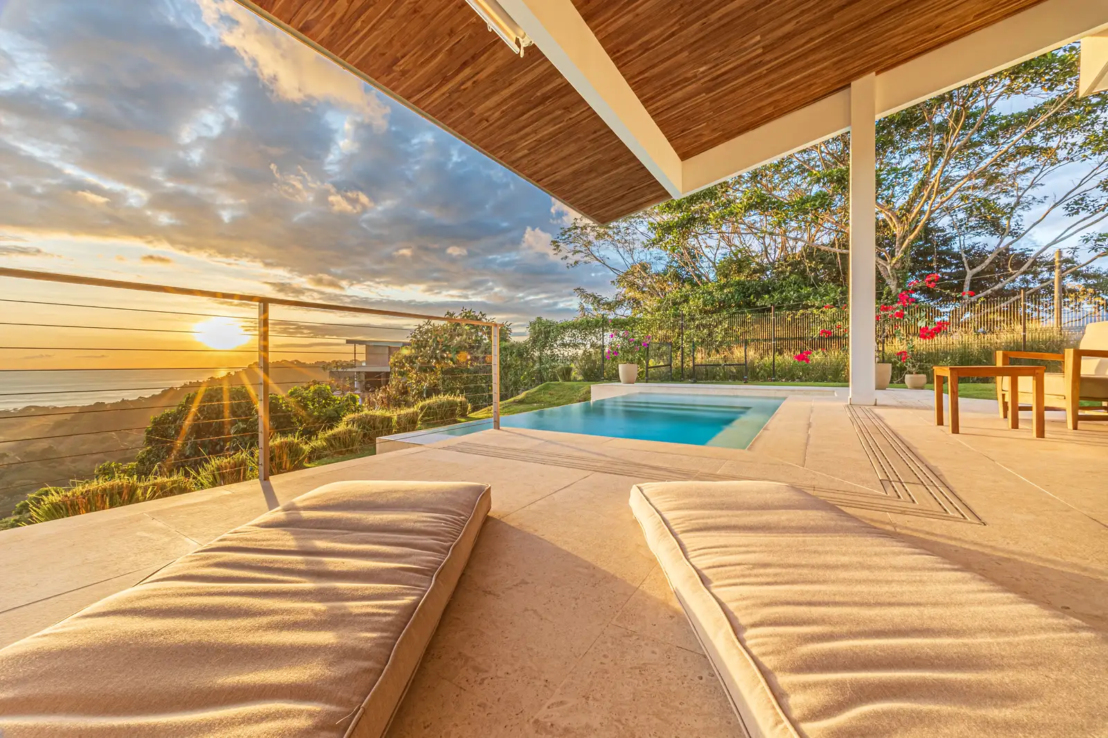 Villa Doble Vista &mdash; pool and the loungers