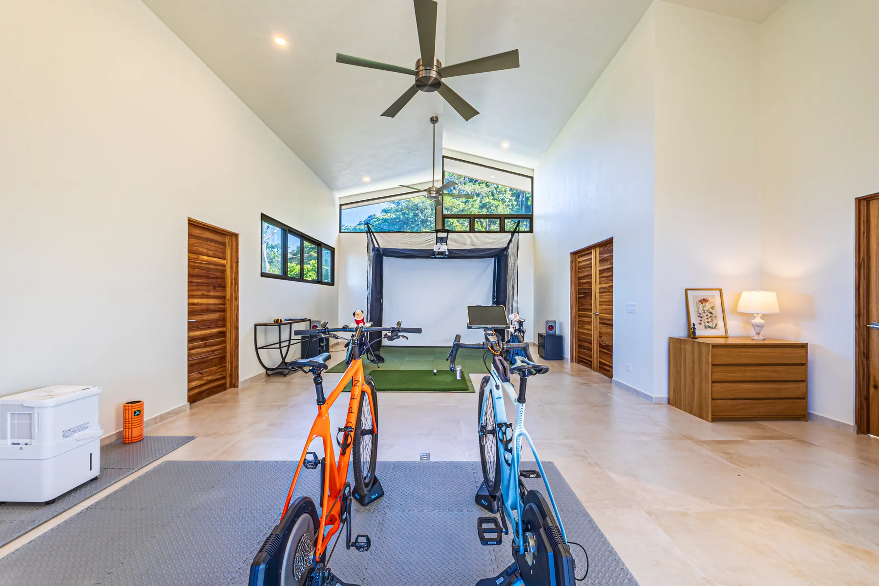 Villa Doble Vista &mdash; golf and bike simulator room