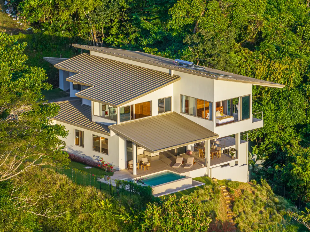 Villa Doble Vista &mdash; house and pool in the canopy