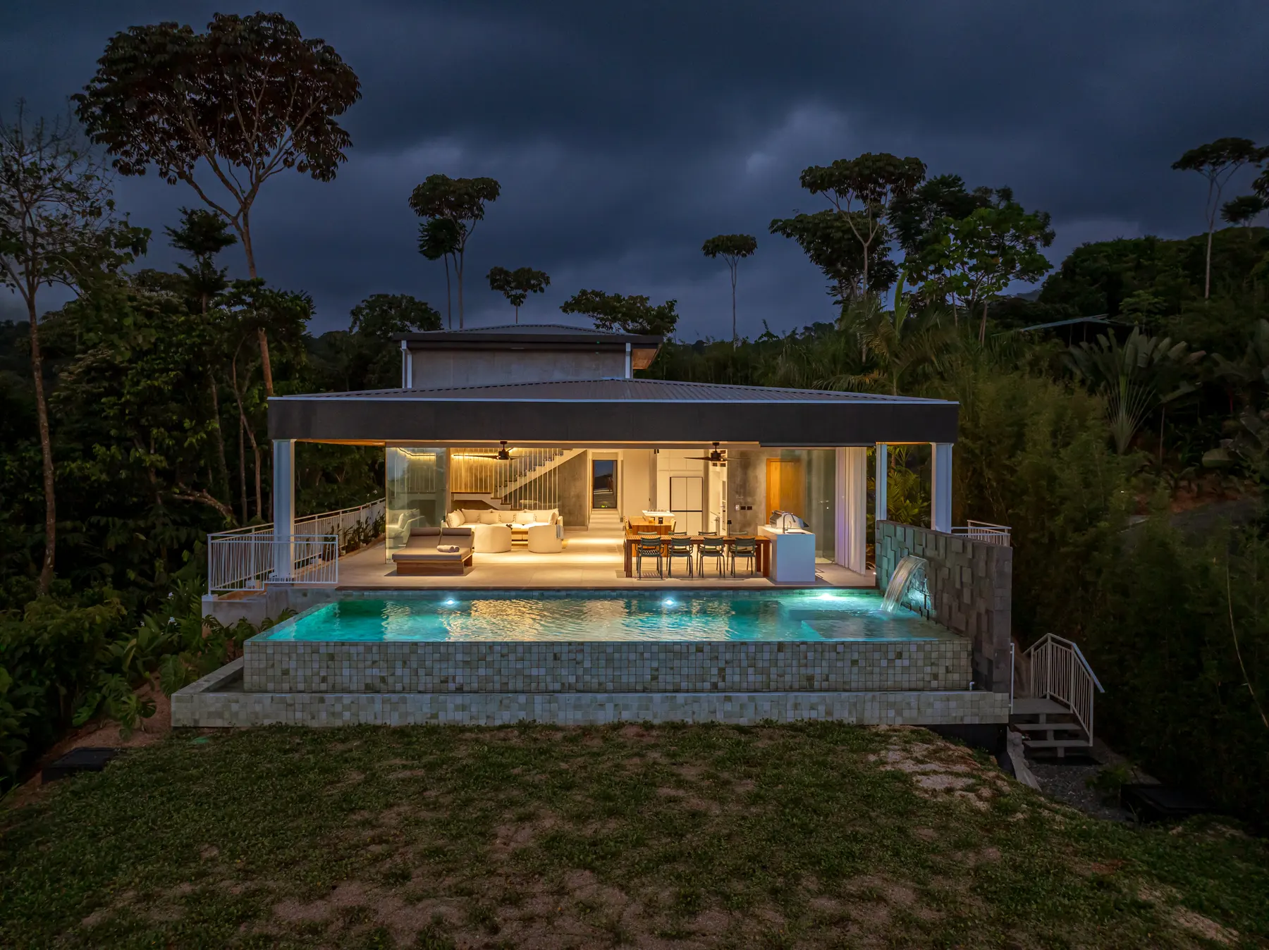 Villa Las Brisas &mdash; the villa at dusk