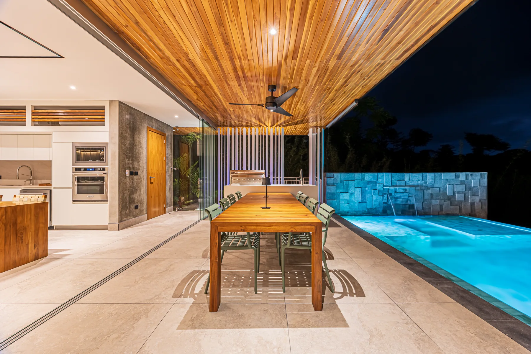 Villa Las Brisas &mdash; the dining table and the pool