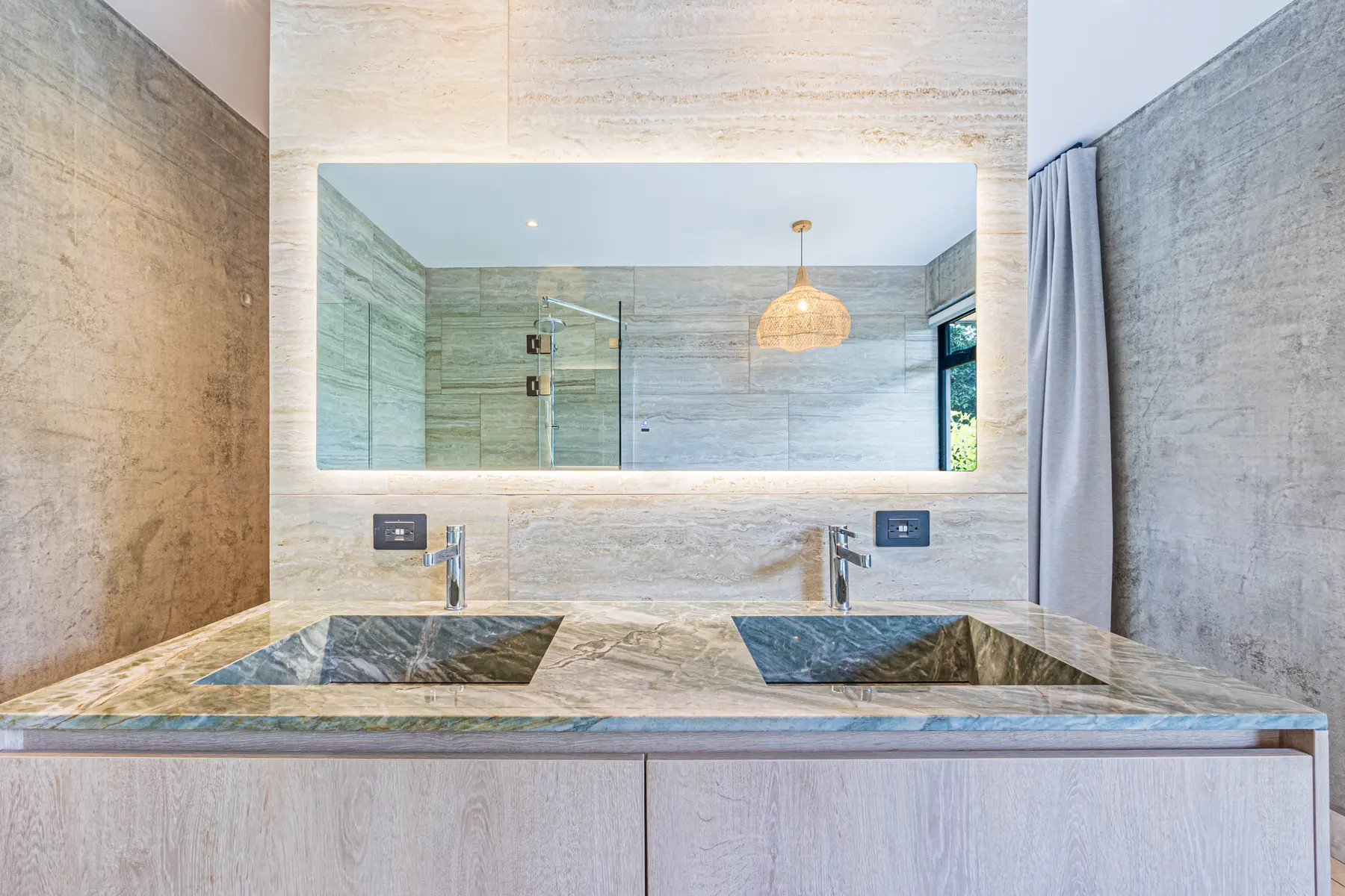 Villa Las Brisas &mdash; the primary vanity