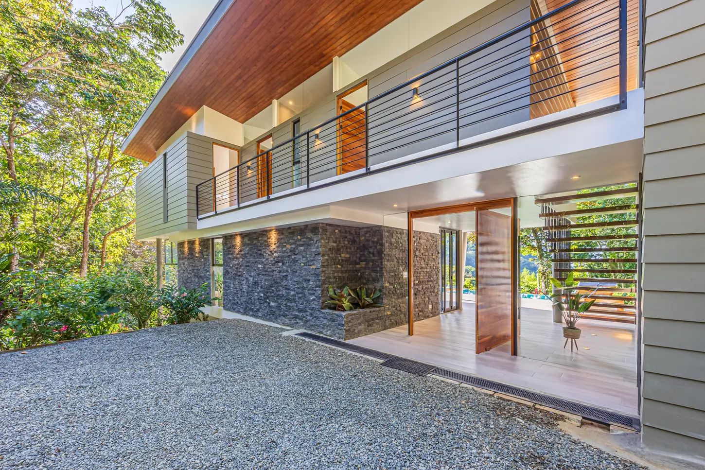 Villa las Ramas &mdash; the elevation and the entry, stepping down the slope