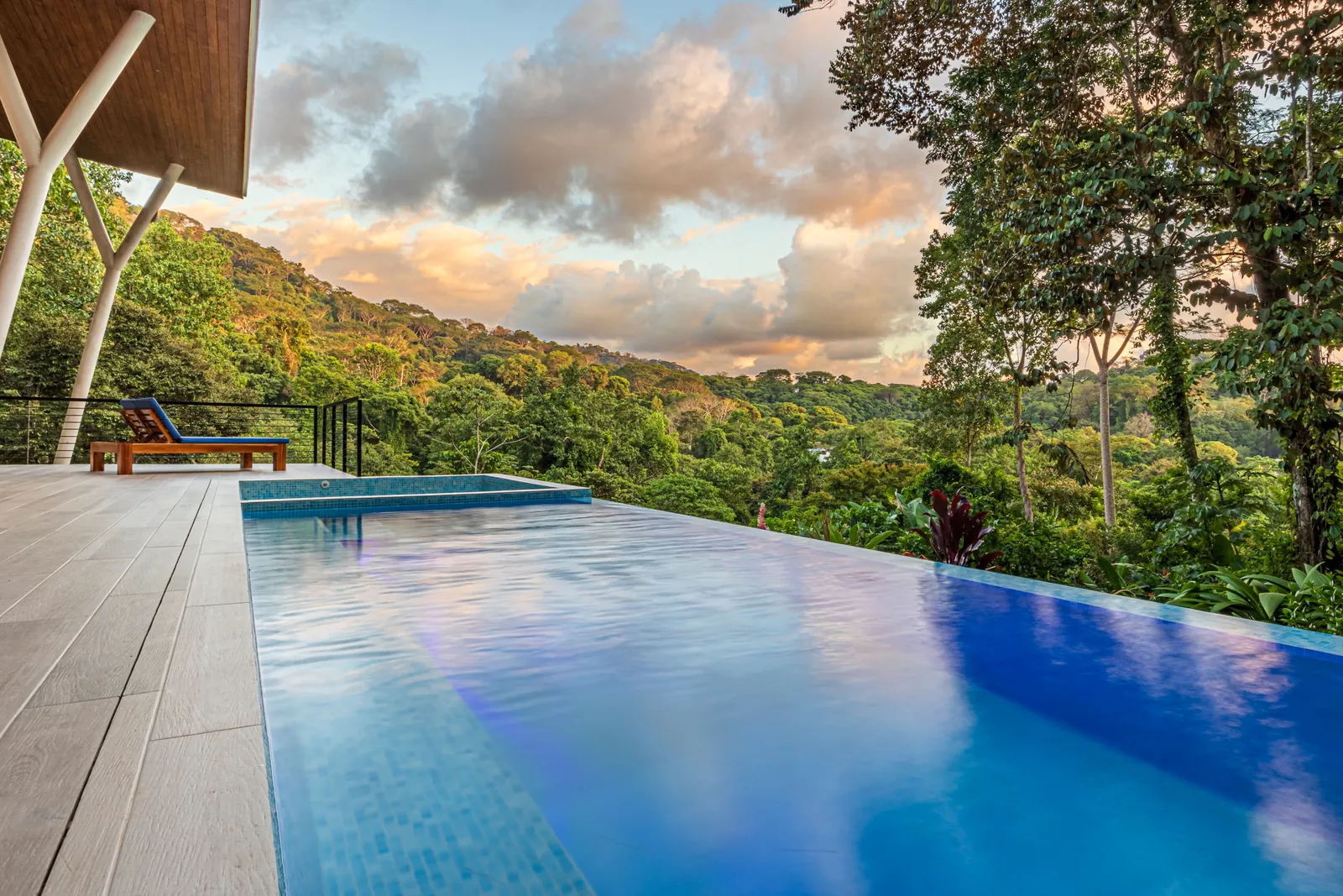 Villa las Ramas &mdash; the infinity pool along the edge of the deck